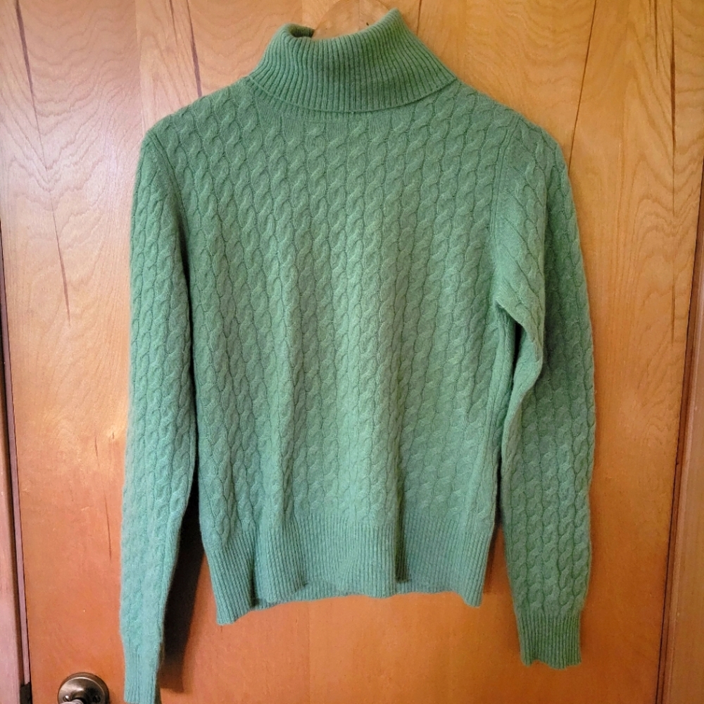 Geneve Cashmere Women's Green Cable Knit Turtleneck Sweater